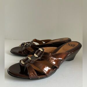 Sofft Women’s Brown Patent Leather Open Back Sandals, Kitten Wedge, 8M.